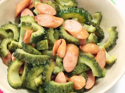 ソーセージとゴーヤーの甘塩炒め