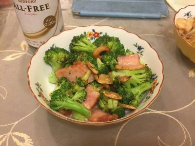 ブロッコリーのにんにくベーコン炒め