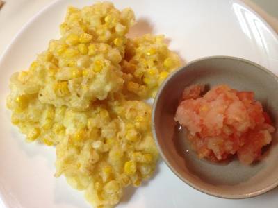 とうもろこしのかき揚げ　トマトおろし