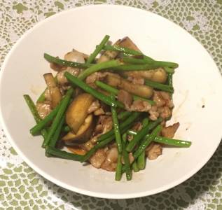 秋なすと豚肉のにんにくの芽炒め