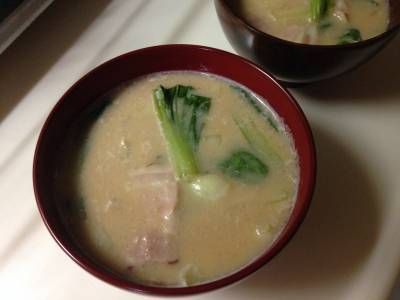 ベーコンとチンゲンサイのコクみそ汁