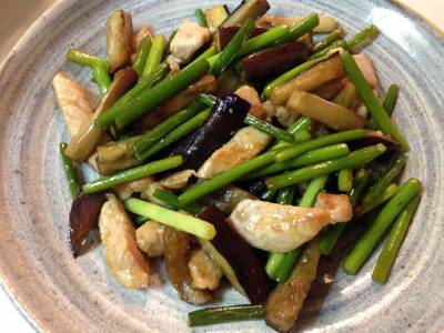 秋なすと豚肉のにんにくの芽炒め