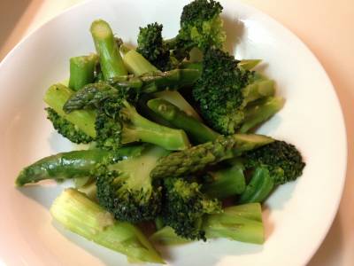 緑の野菜の蒸し炒め