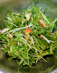 りんごとくるみのサラダ