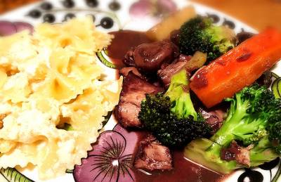 鶏肉の赤ワイン煮込み