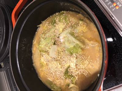 白菜と豚バラ肉のにんにくみそ鍋