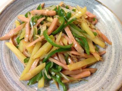 魚肉ソーセージのチンジャオロースー