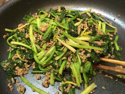 ほうれんそうと豚ひき肉の炒め物