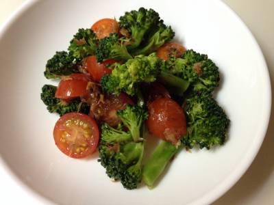 ミニトマトとブロッコリの梅おかかあえ