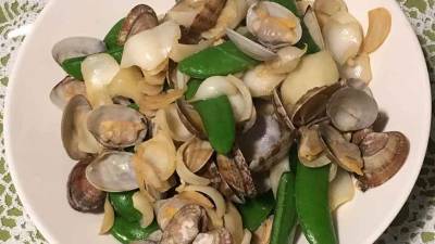 あさりとスナップえんどうの炒め蒸し