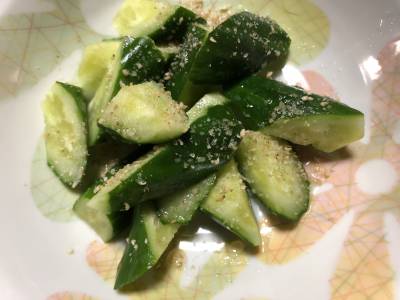 たたききゅうりのごま塩あえ