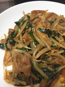 もやしと豚バラと油揚げのピリ辛炒め