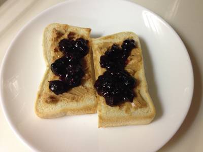 ピーナツバタージャムトースト
