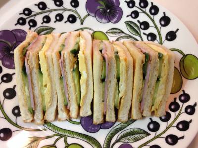 ハム、きゅうり、卵のクラブハウスサンドイッチ