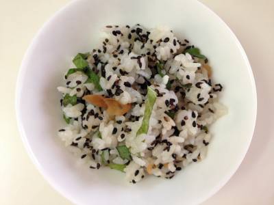 梅と黒ごまの混ぜご飯