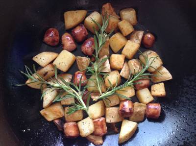 カリカリポテトとウインナーのハーブ炒め