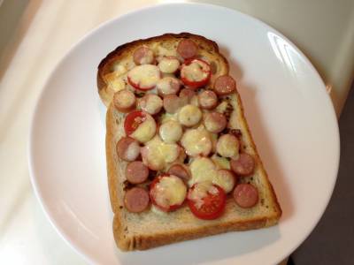 ソーセージとミニトマトのオープントースト