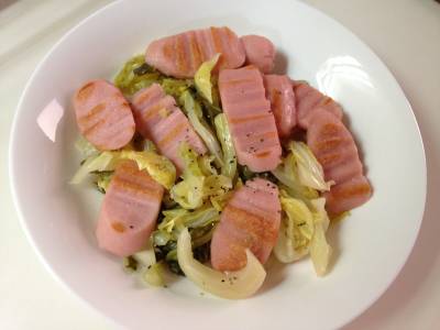 炒めソーセージと春キャベツの温サラダ