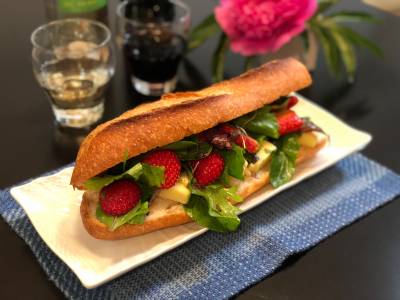 カマンベールチーズ、ハーブサラダのバゲットサンド