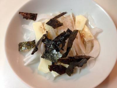 新たまねぎとチーズ、のりのサラダ