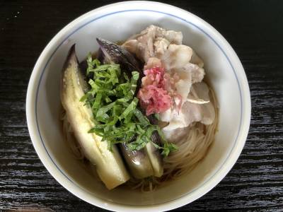 そうめん(みょうがの梅あえをのせて)