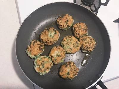 鶏ひき肉とにらのつくね焼き