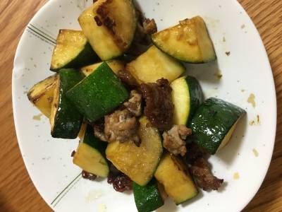 牛ひき肉とズッキーニの炒め物