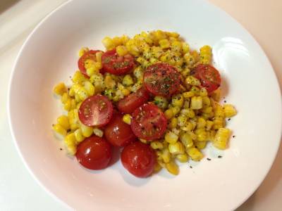 コーンとミニトマトのバター炒め