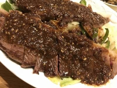 牛肉ステーキ 梅ごまソースかけ