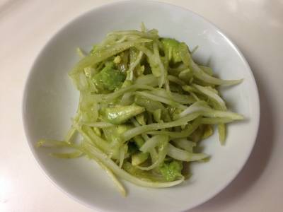 新タマネギのアボカド和え