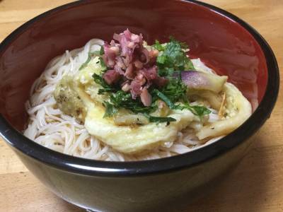 そうめん(みょうがの梅あえをのせて)
