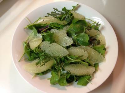 グレープフルーツ入りのグリーンサラダ