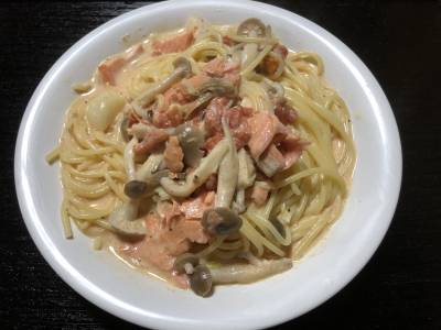 しめじとさけのトマトクリームパスタ
