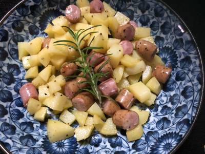 カリカリポテトとウインナーのハーブ炒め