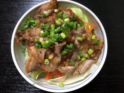 豚バラ肉のしょうが焼き丼