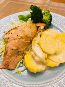 サーモンのハーブ焼きとスイートポテトのグラタン