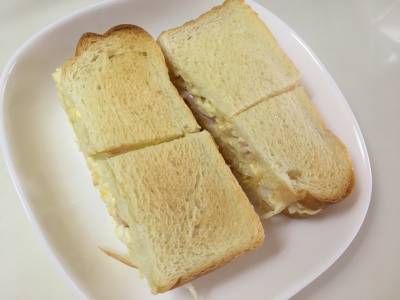 キャベツとハムのマヨネーズあえトースト