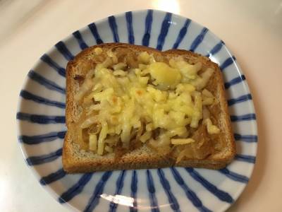 炒めたまねぎのチーズトースト