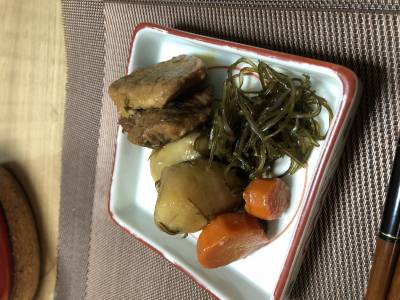 里芋と豚肉と昆布の照り煮
