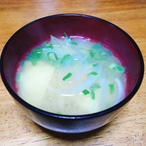 じゃがいもとたまねぎのみそ汁