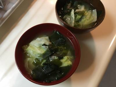 キャベツとわかめのみそ汁