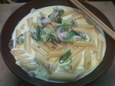 マッシュルームと青菜のクリームパスタ