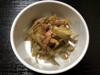 ささがきごぼうとベーコンのにんにく炒め