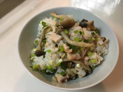 塩ざけとしめじの混ぜご飯