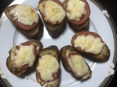 「アンチョビバター」でトマトトースト