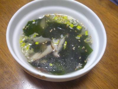 しいたけ入りのわかめスープ