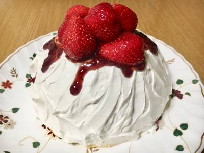 いちごのドームケーキ