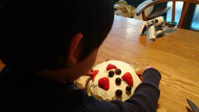 いちごのドームケーキ