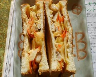 コールスローサラダとコンビーフのホットサンド