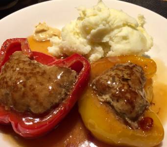 パプリカの肉詰め マッシュポテト添え